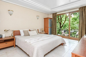 Jacuzzi apartments x Free parking x SELF CHECK-IN 24x7 by H&H